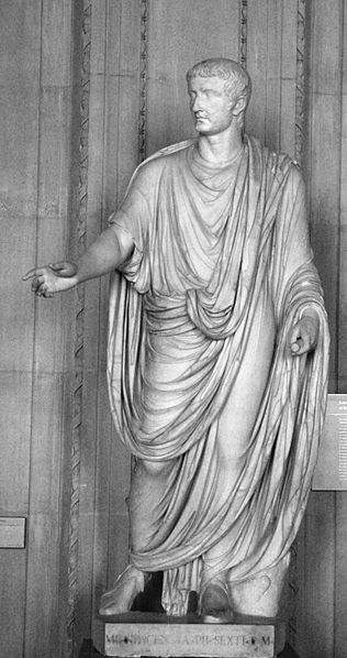 Emperador Tiberio, vestido como cónsul.